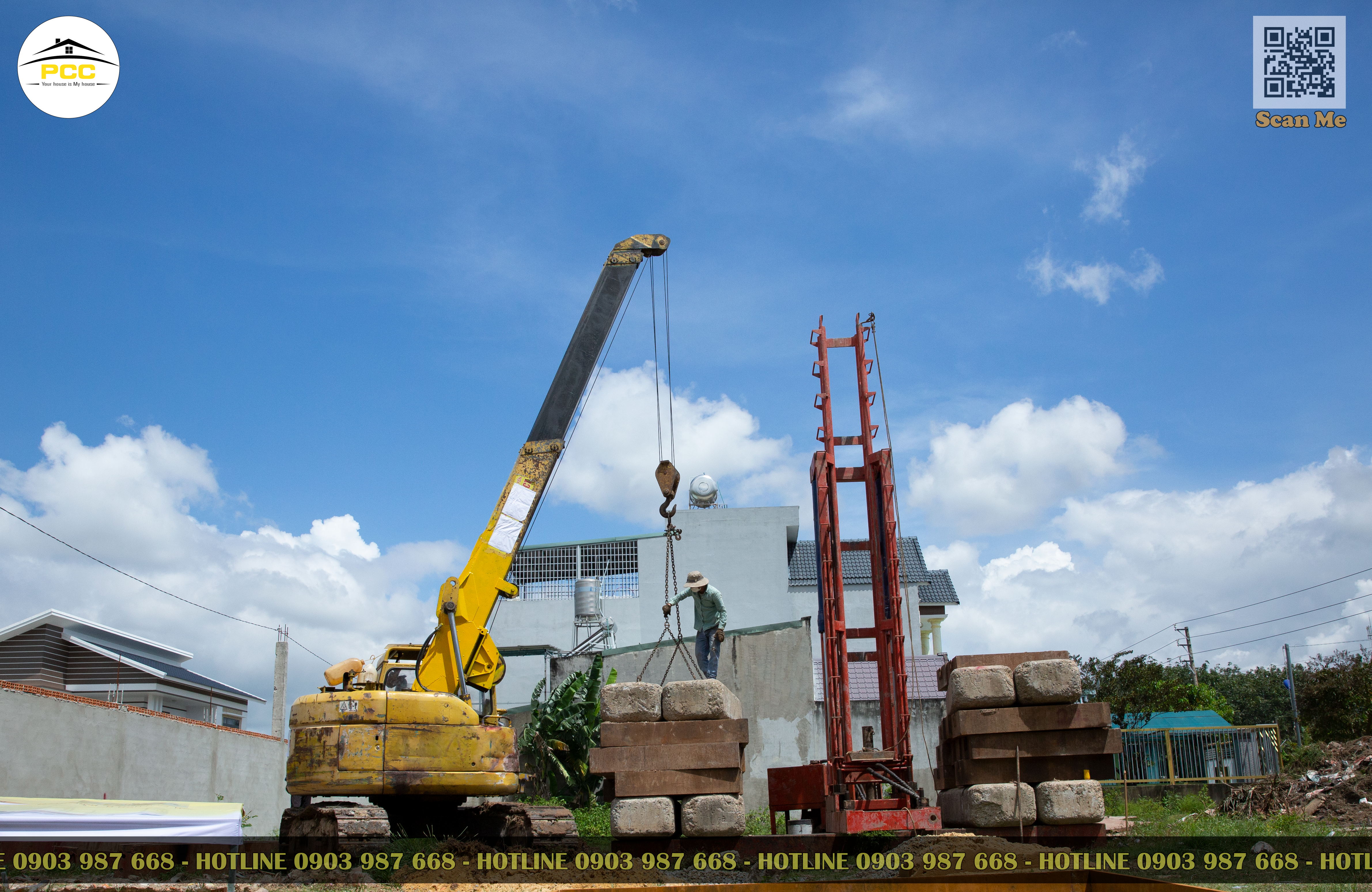 Một hình ảnh bộ máy đang làm việc trong thời tiết khá đẹp trong buổi lễ khởi công dự án biệt thự tân cổ điển